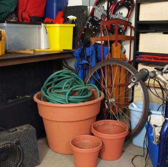 messy-garage-clutter