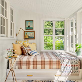 Minimalist summer room featuring soft pastel accents, fresh flowers, and decluttered surfaces for a calming guest-ready space.